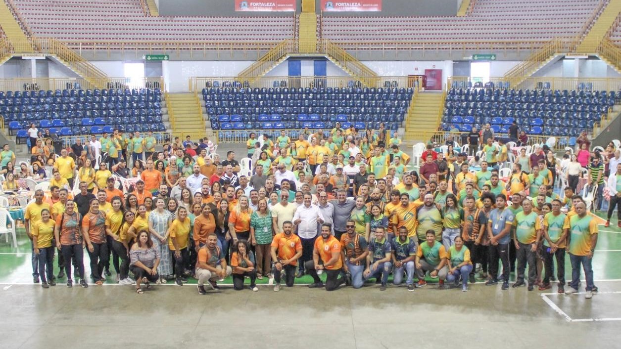 grupo de pessoas posa para a foto